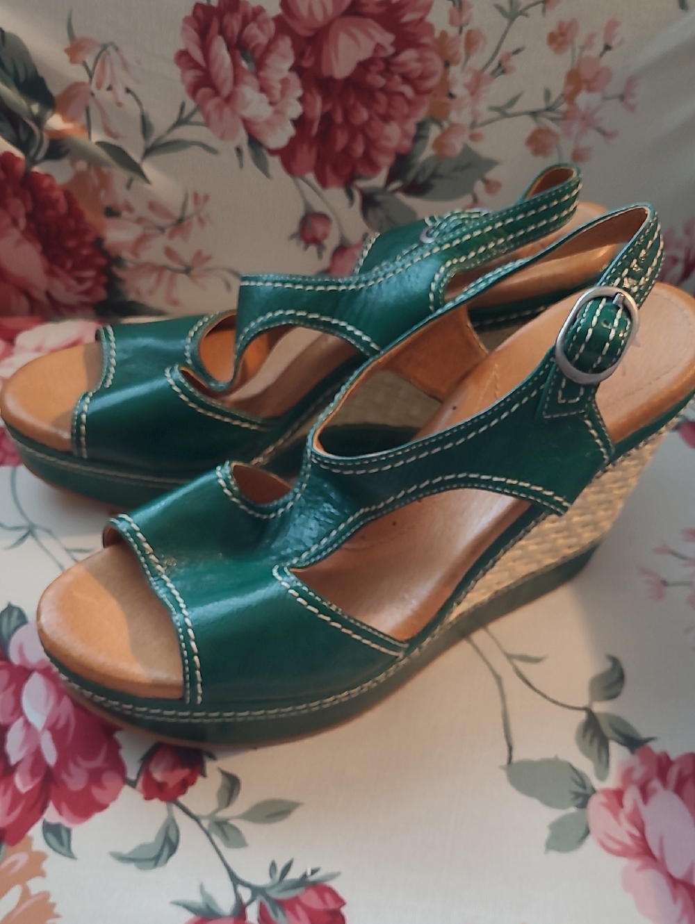 NAYA "Eternal" new never worn Green Leather Wedge Classic Sandal Size 9 M